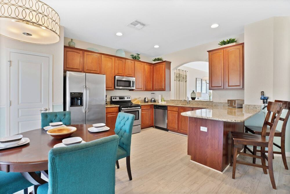 6 BR Home Windsor Hills Sleeps 12 - DVM 1952