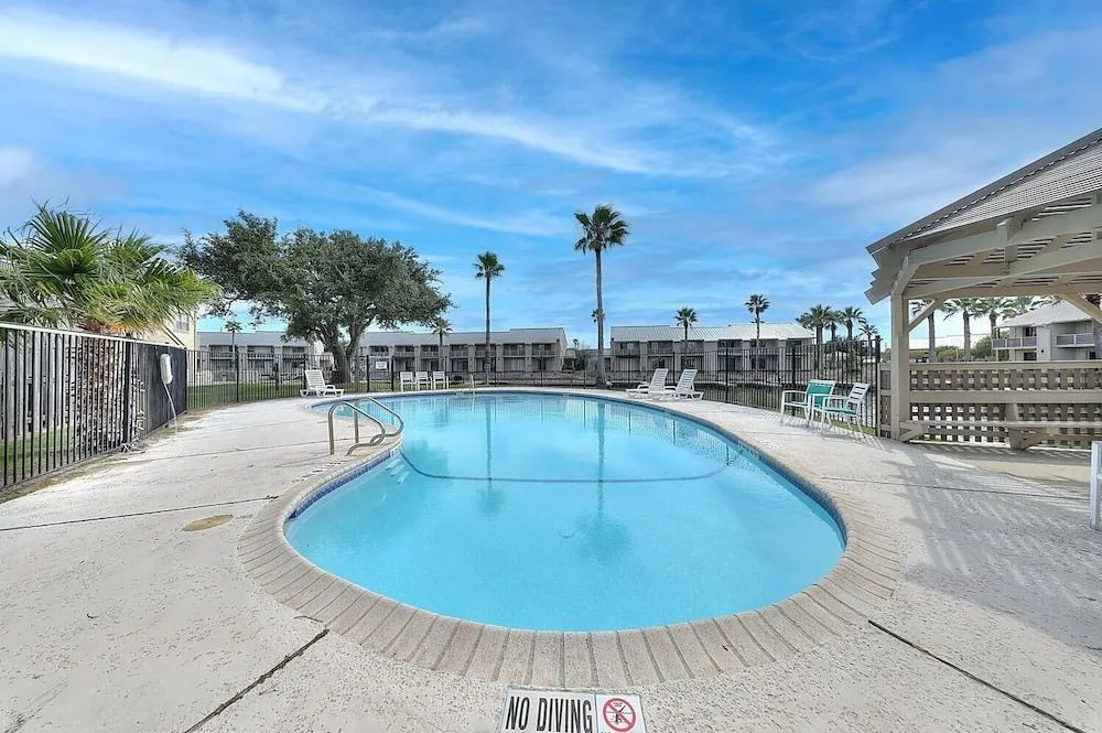 Dock Holiday 2 Bedroom Condo by Redawning