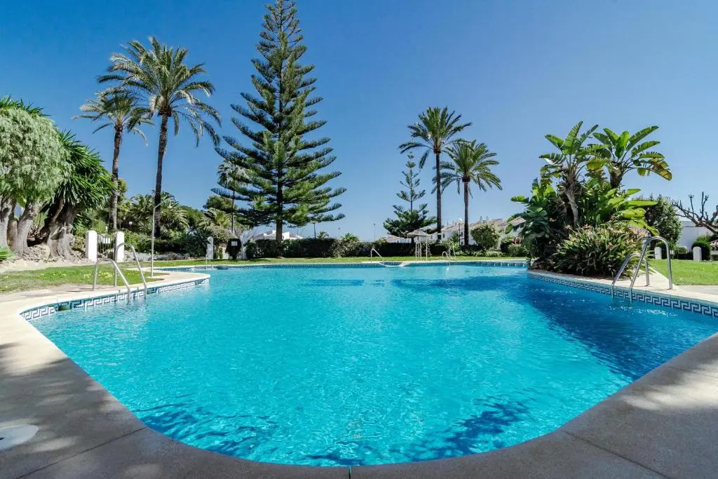 CB1- Sweet flat, shared pool in perfect location