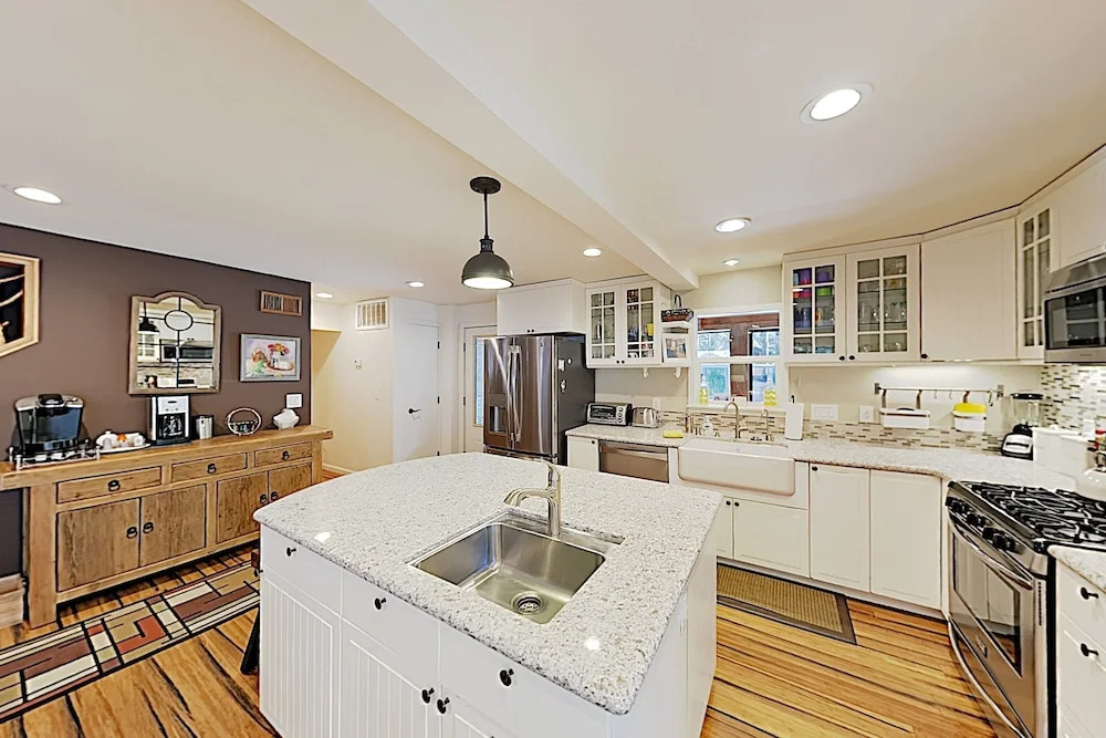 All-season Getaway - Serene Backyard W/ Hot Tub! 5 Bedroom Home
