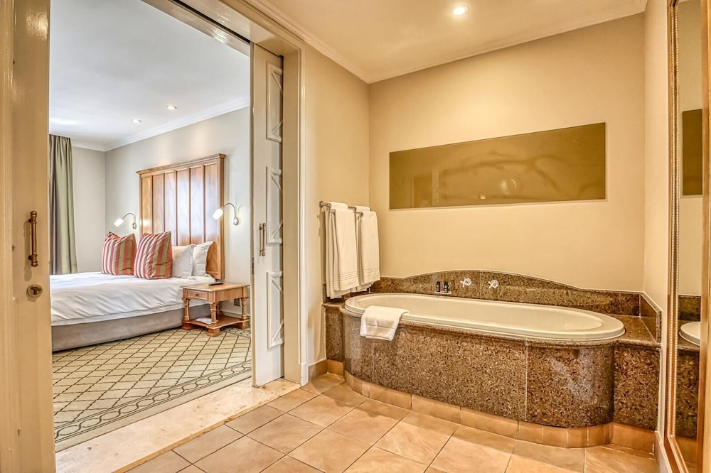 Deluxe One-Bedroom Apartment