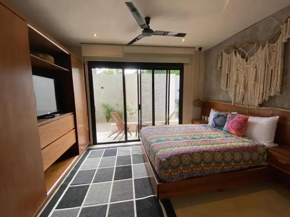 Deluxe Studio Direct Exit to the Pool