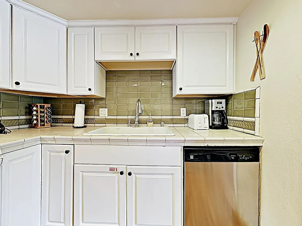 Mountain-view W/ Pool & Hot Tub, Near Skiing 2 Bedroom Condo