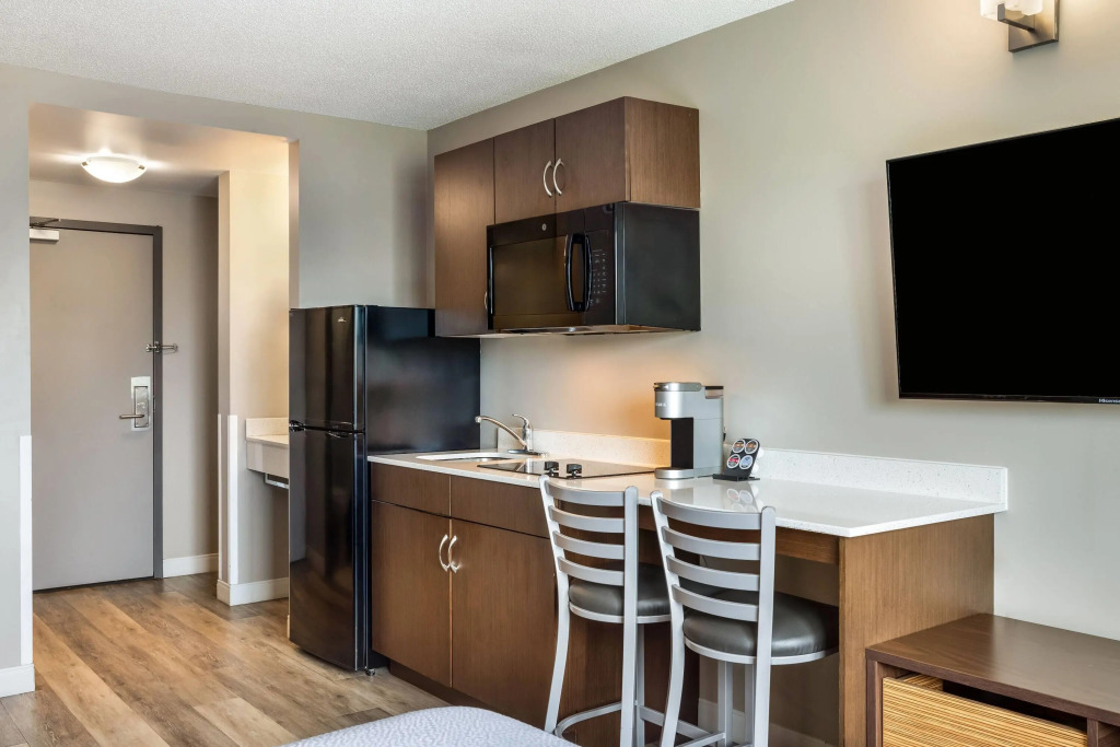 Super 8 by Wyndham Winnipeg West