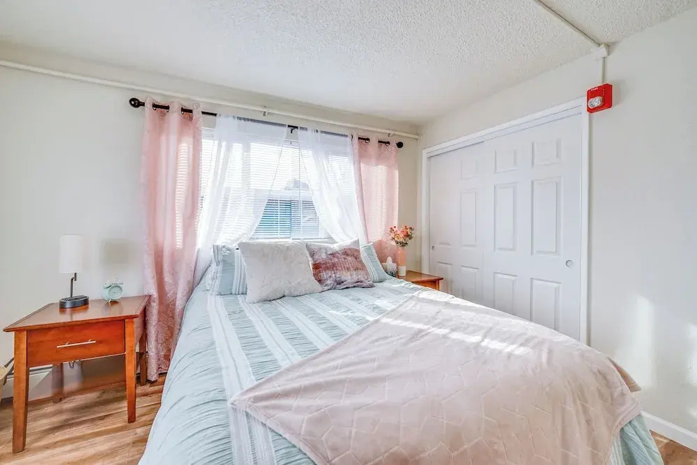 Cozy Anchorage Apartment w/ Mountain Views