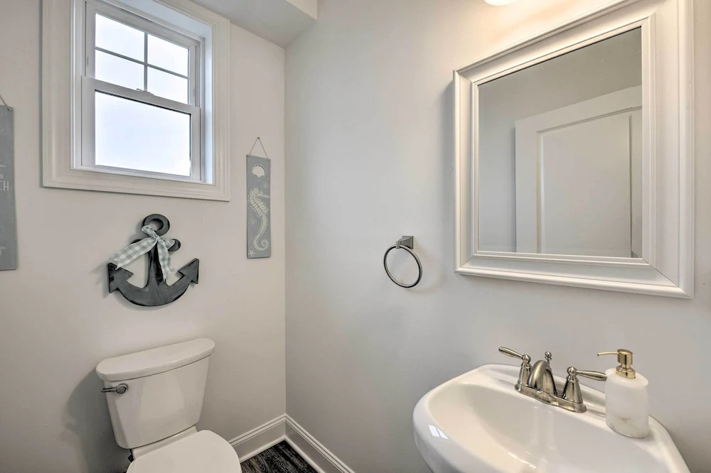New Townhome u003c Half Mi to Beach