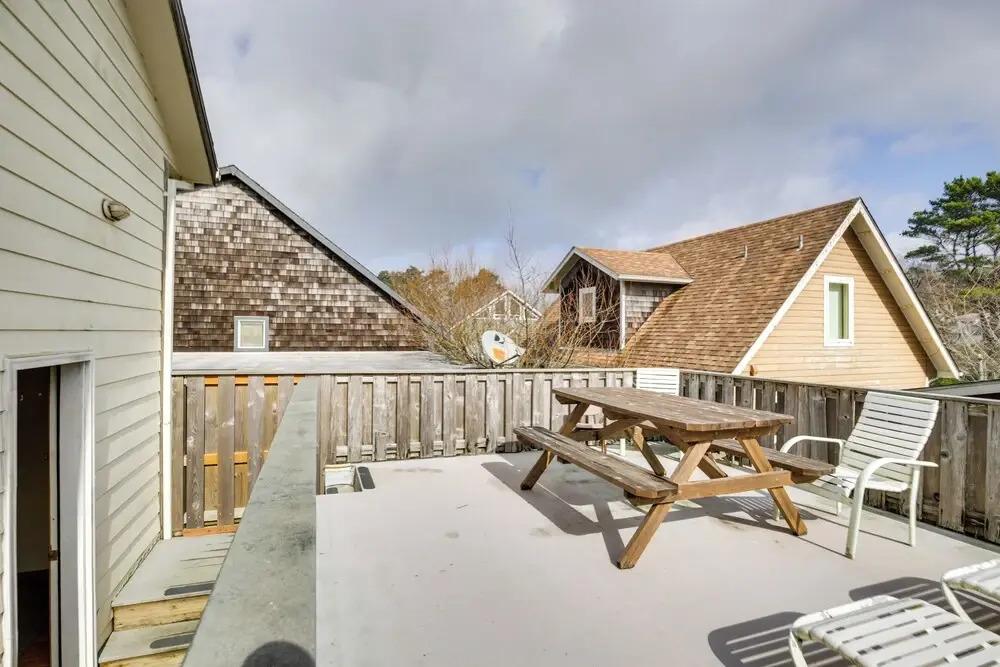 1 Block to Twin Rocks Beach: Pet-friendly Cottage