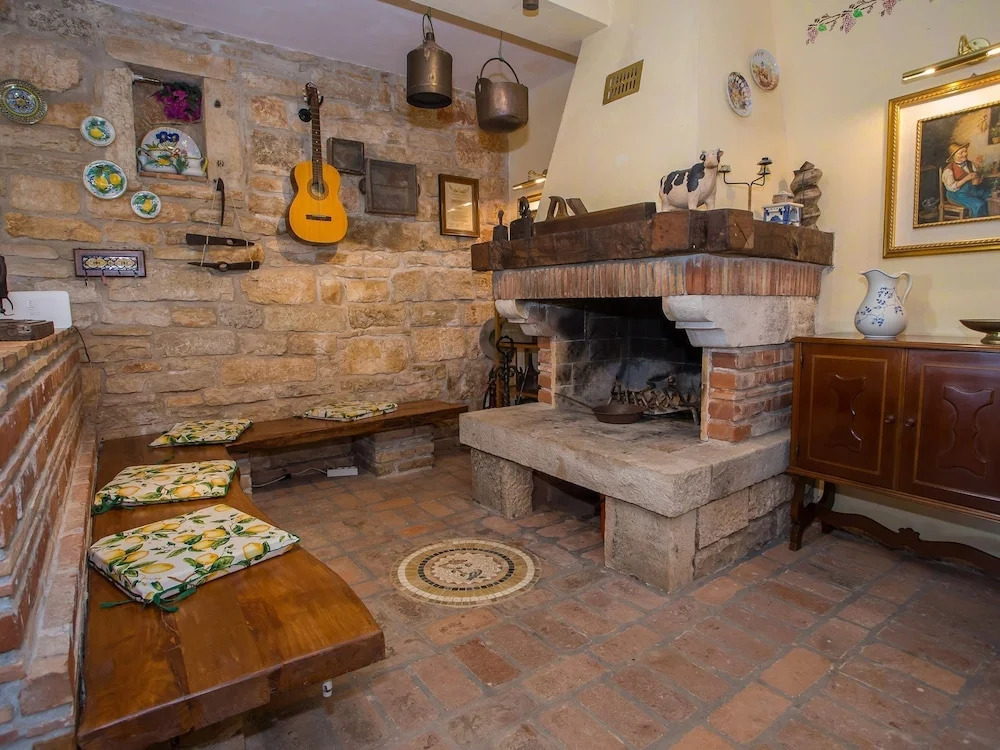 Quaint Holiday Home With Swimming Pool in Kaštelir