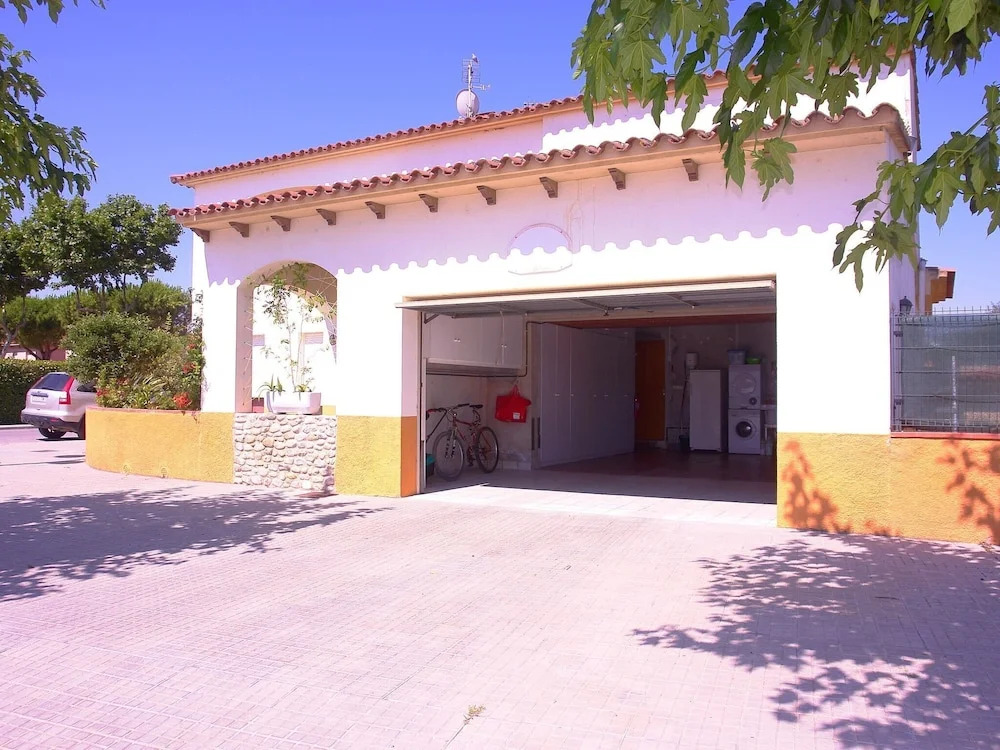Boutique Holiday Home in Sant Pere Pescador With Garden and Garage