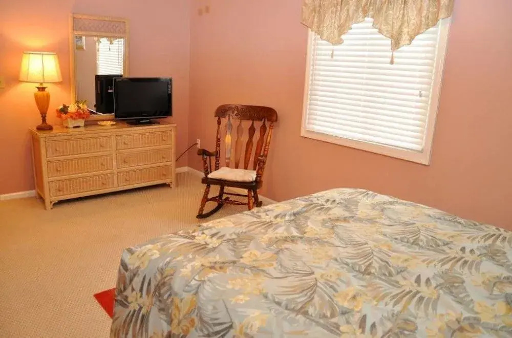 TJ's - 4 Br home by RedAwning