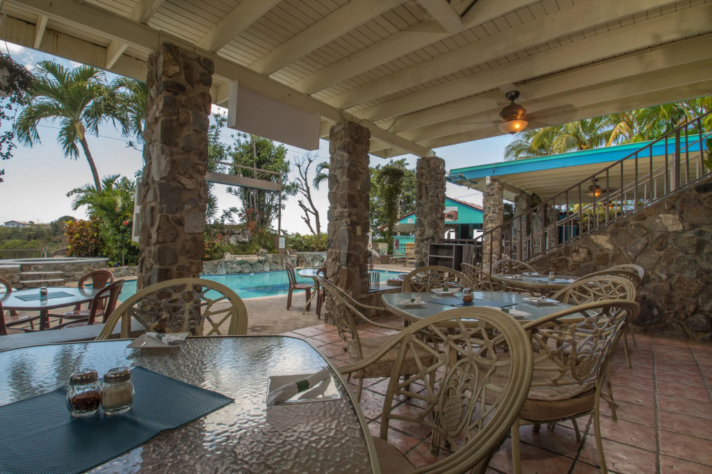 Lazy Parrot Inn