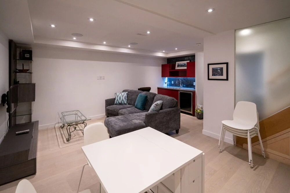 Brand New Modern Unit With Easy Access to the City