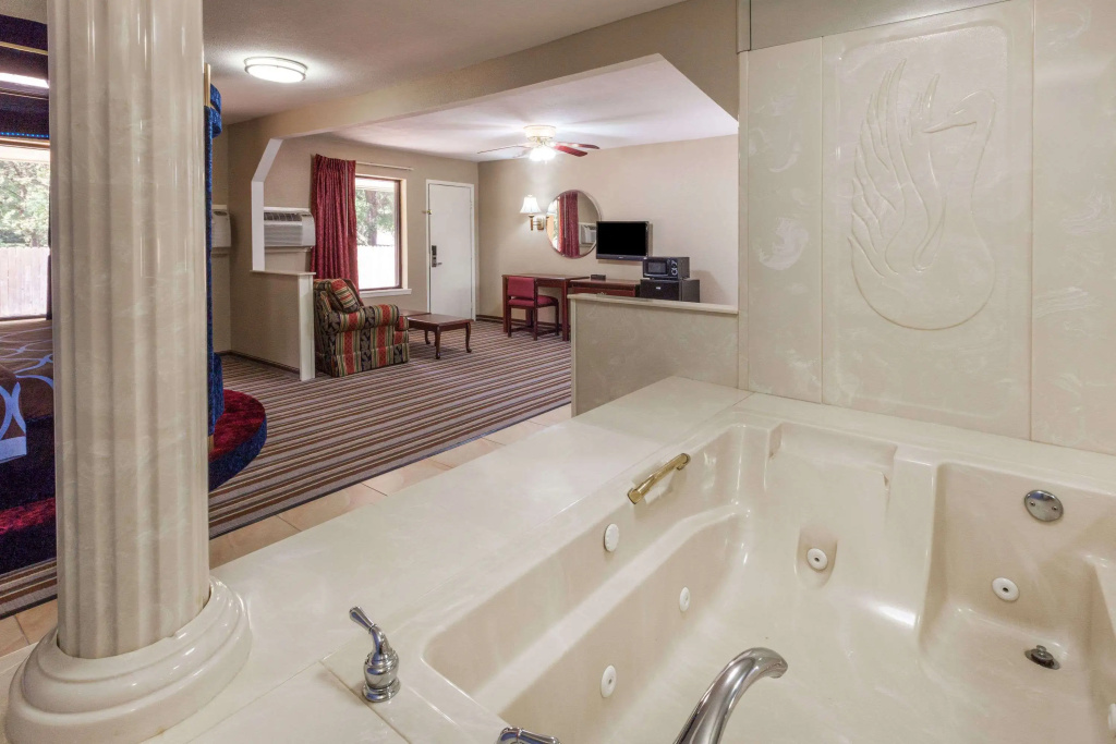 Super 8 by Wyndham Mt. Pleasant TX