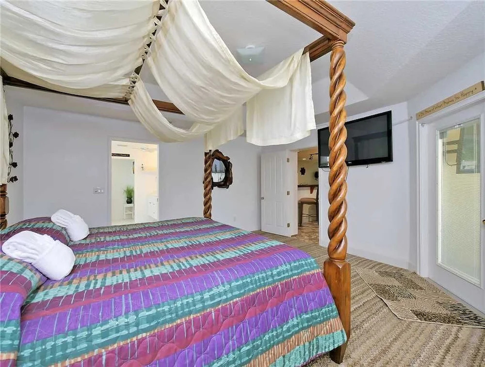 Palm Paradise, 3 Bedrooms, Sleeps 8, Canal View, Private Pool, Boat Dock