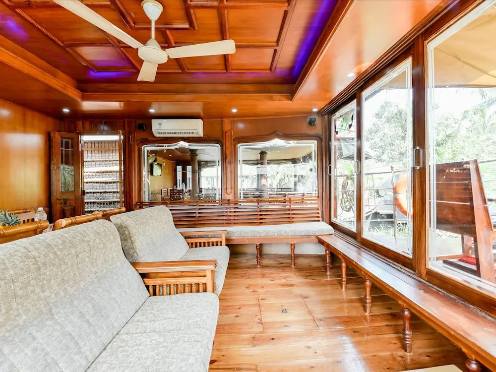 Oyo 24606 Waves And Wind 3Bhk Houseboat