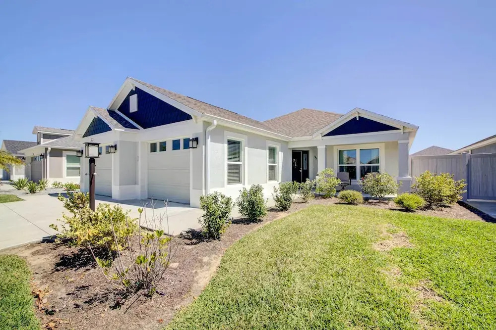 Near Golf and Shops The Villages Home with Lanai!