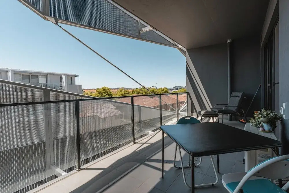 Lonsdale St 1-bed Unit With Study Area and Parking