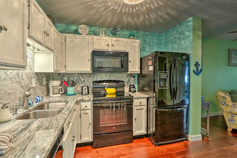 Beach + Pool Access: Colorful Hilton Head Condo!
