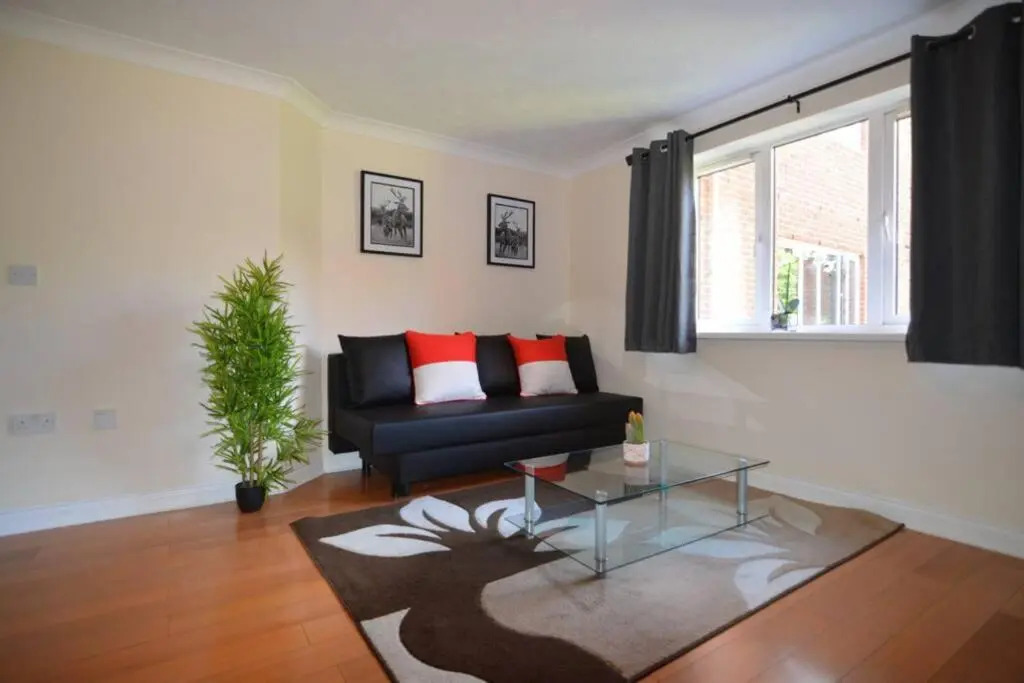 Central 2 Bed 2 Bath Flat with Parking by CozyNest