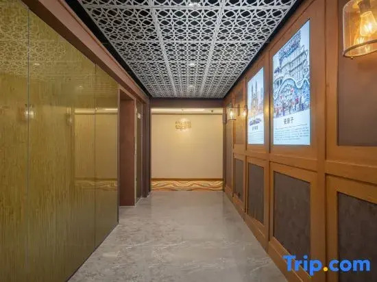 James Joyce Coffetel (Tianjin Railway Station Tianjin Eye)