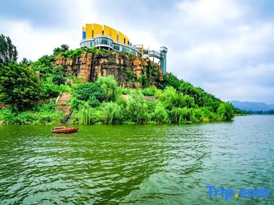Hongshizhai Log Cabin Villa