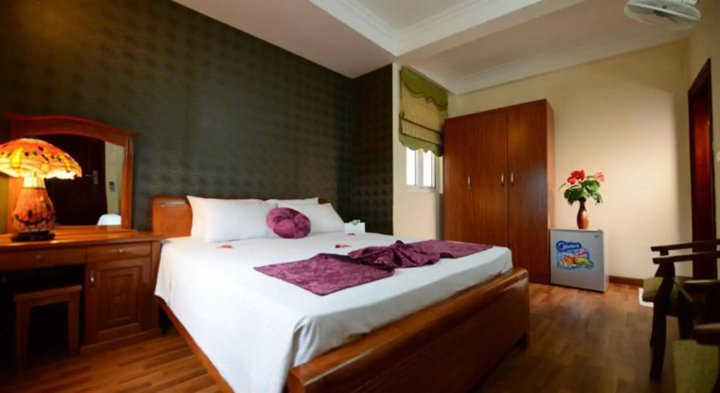 Holiday Lakeview Hotel