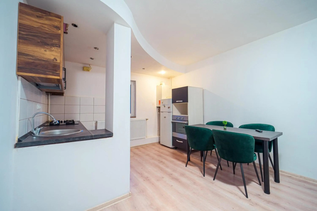 Lovely 2 bedroom, living and private bath apartment