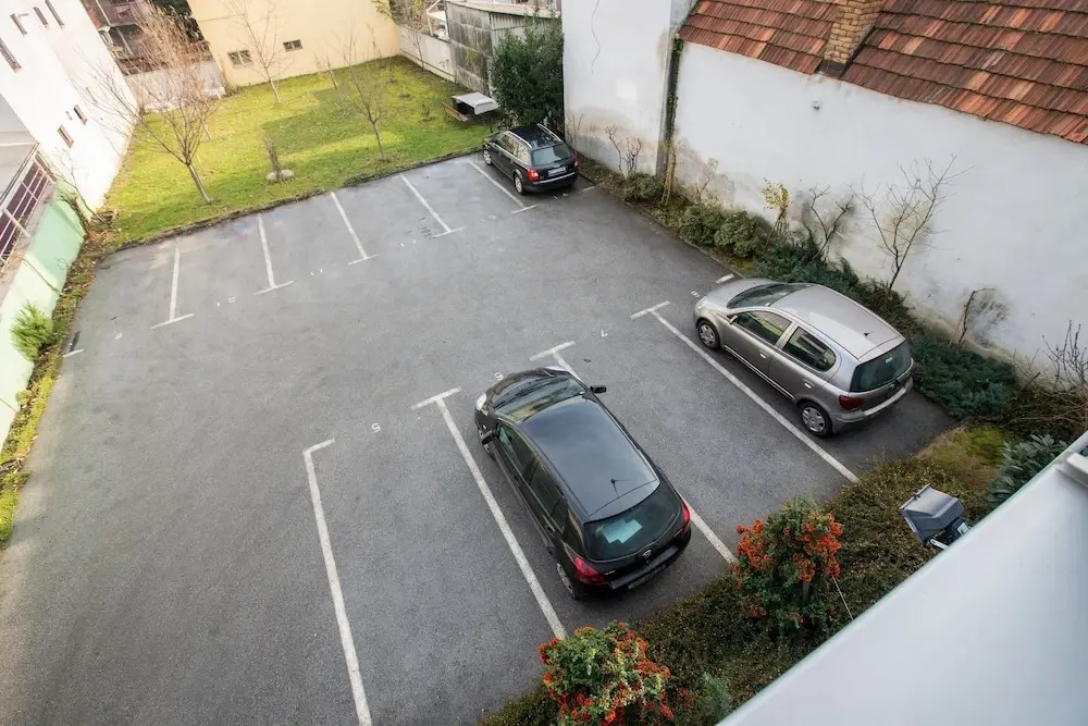 Galileo Apartment - Bright & Cozy with Parking
