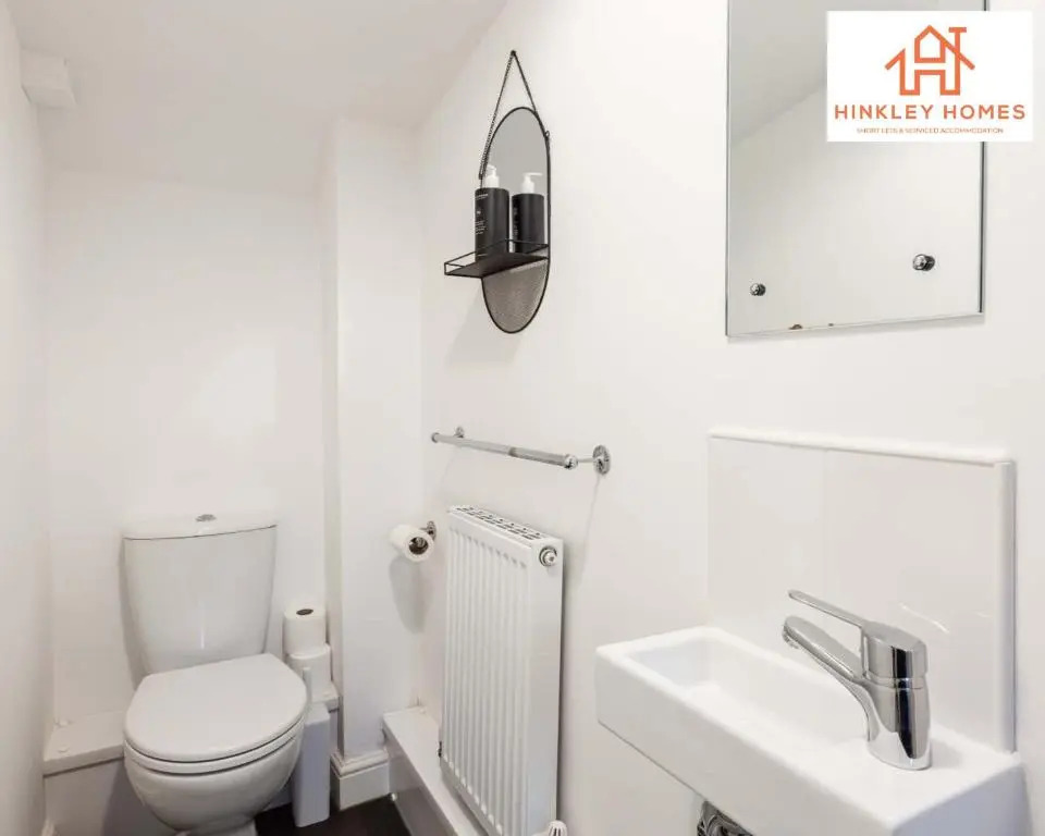Modern Townhouse - Free Gated Parking - City Centre - 5 ! By Hinkley Homes Short Lets & Serviced Accommodation