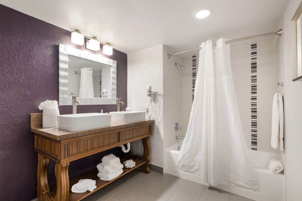 Clarion Inn & Suites Across From Universal Orlando Resort