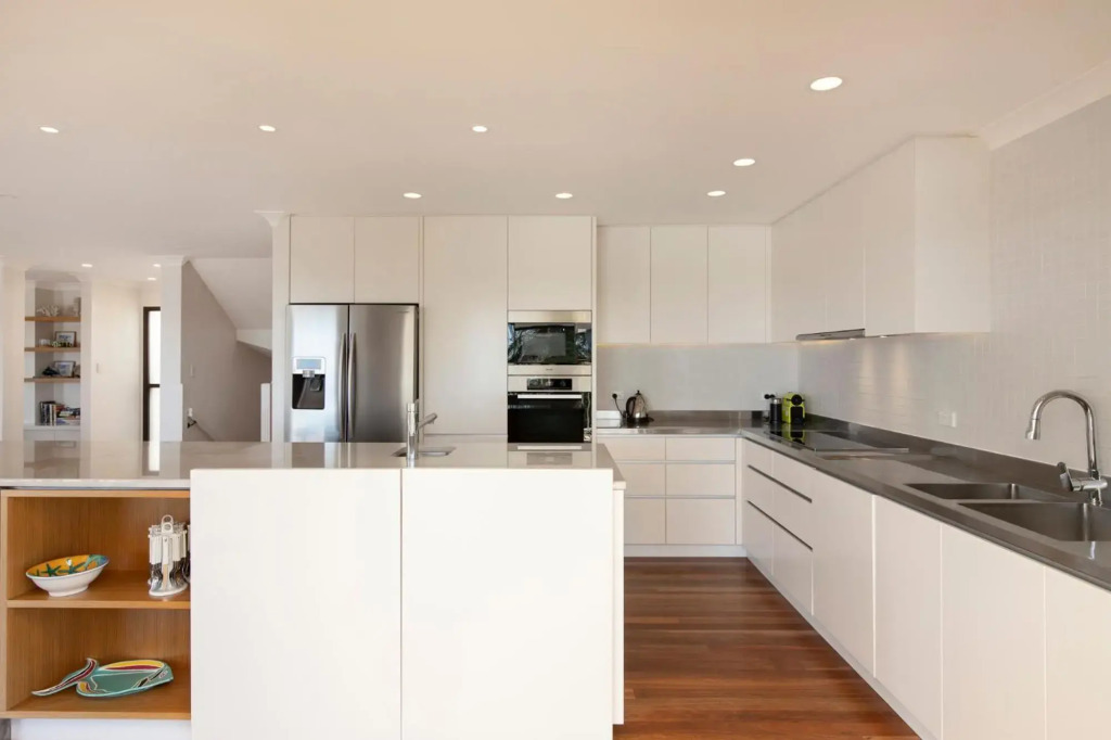 The White House - Central Coolum with Spectacular Ocean Views and WiFi