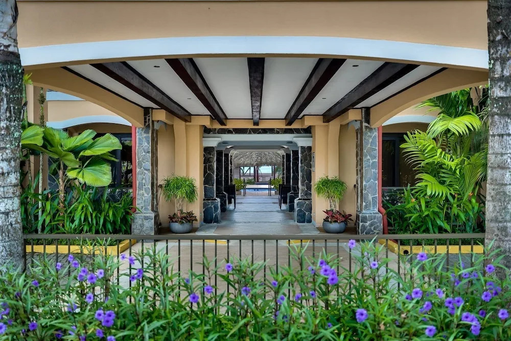 Newly Remodeled Ground Floor Sea Side Apartment