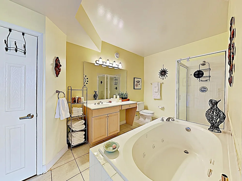 New Listing! Bayfront W/ Pool- Walk To Beach 3 Bedroom Condo