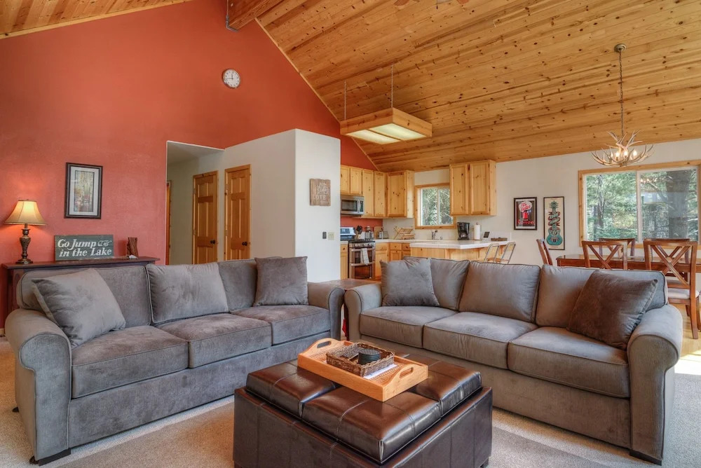 3BR Pine Forest House in Truckee Tahoe Donner by RedAwning