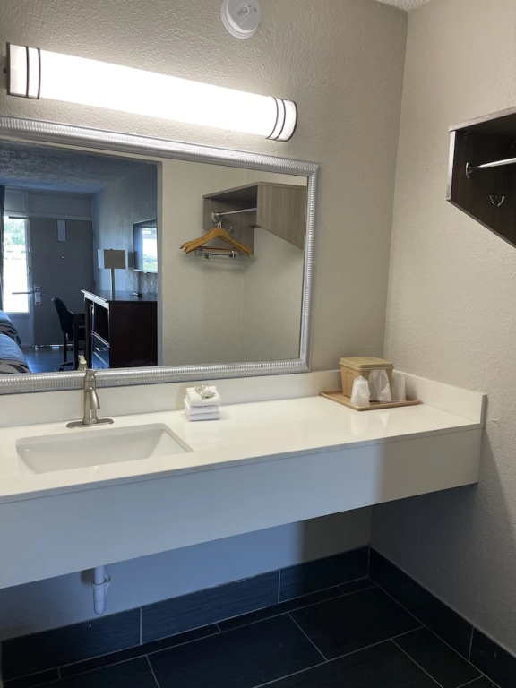 Sunrise Inn & Suites
