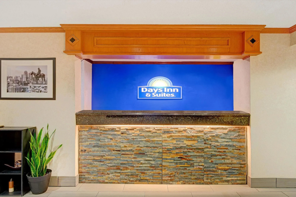 Days Inn and Suites Kansas City South
