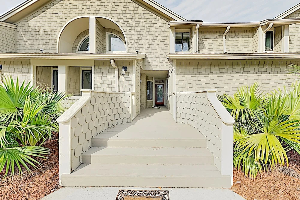 New Listing! Luxe Resort W/ Bay View & Pools 3 Bedroom Condo