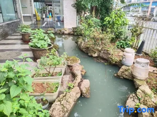 Borrman Hotel (Emei High-speed Railway Station Shuijing Square)