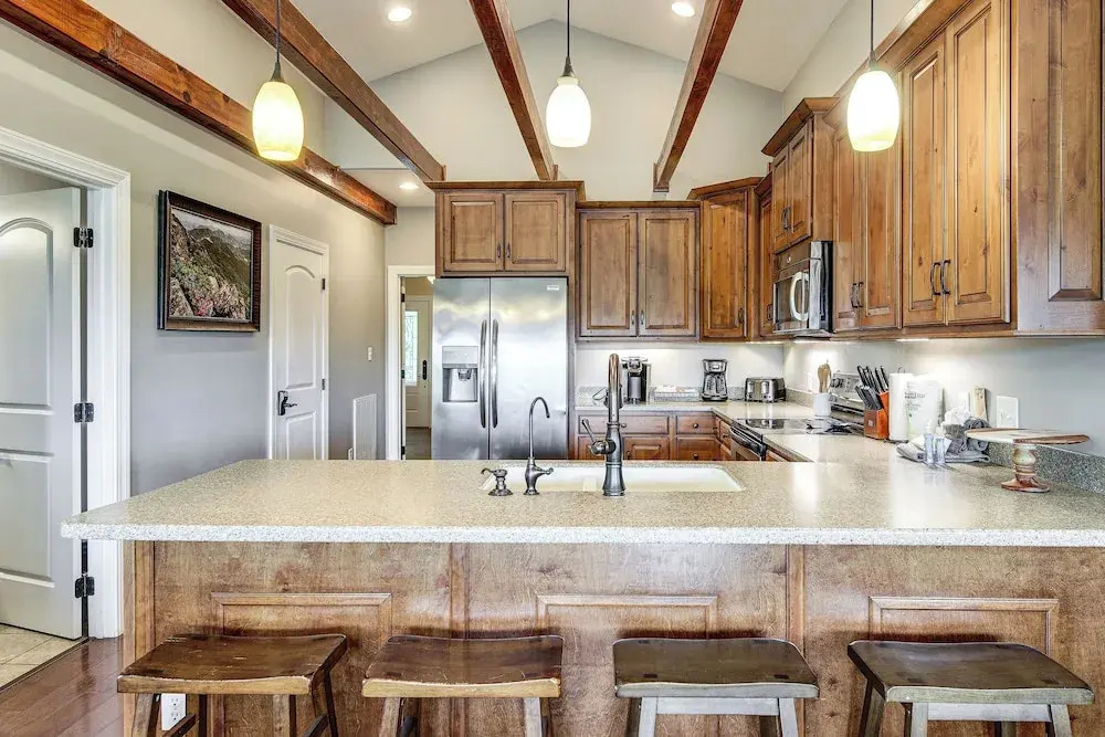 Hot Tub & Game Room! Group-ready Smokies Cabin
