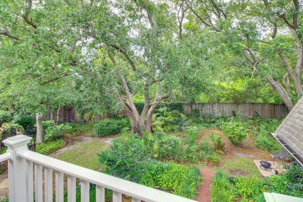 5 Mi to Pensacola Beach: Townhome w/ Yard