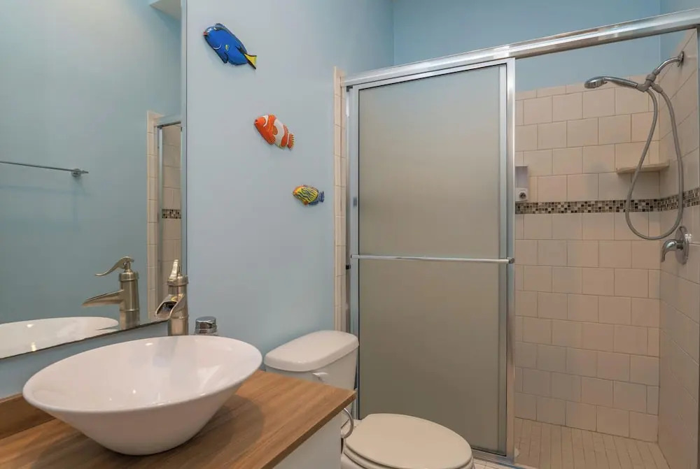 Casual Condo Near Beach w/ Pools, hot tub & Grill!