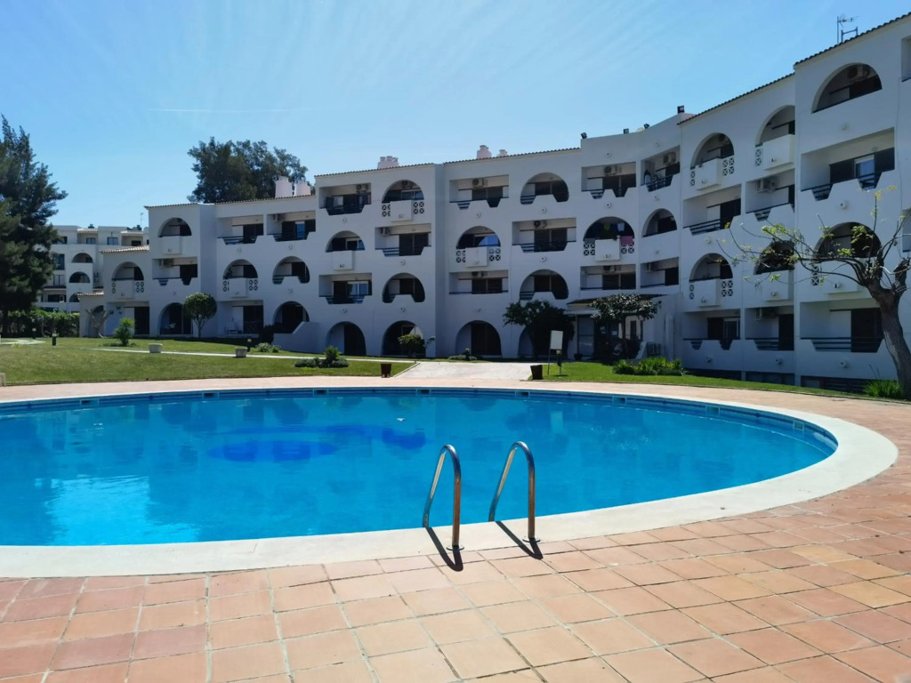 211 Apartamento moderno com vista para a piscina no centro da cidade