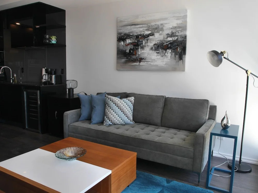 Newly Decorated 2BR Financial District