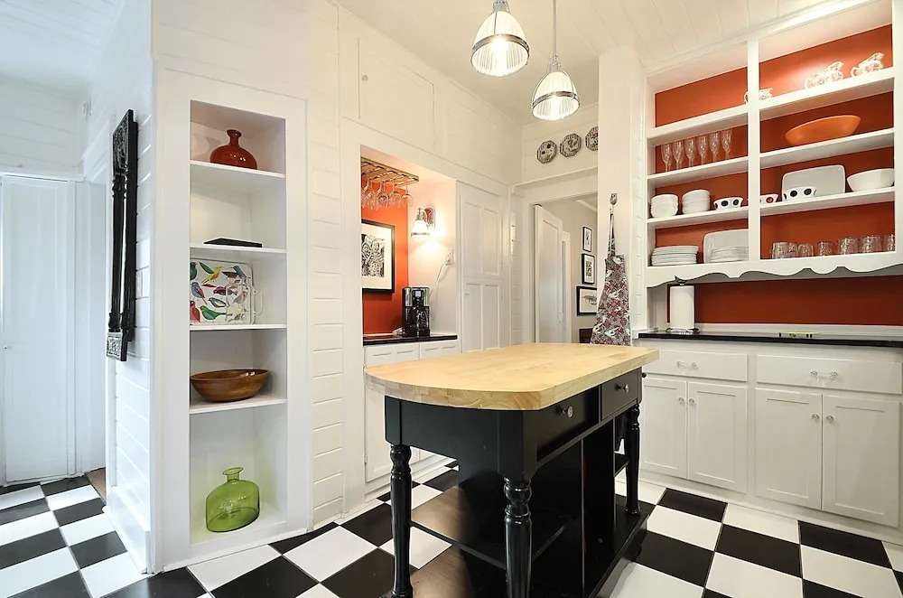 3BR 1.75BA Stylish Hyde Park House by RedAwning