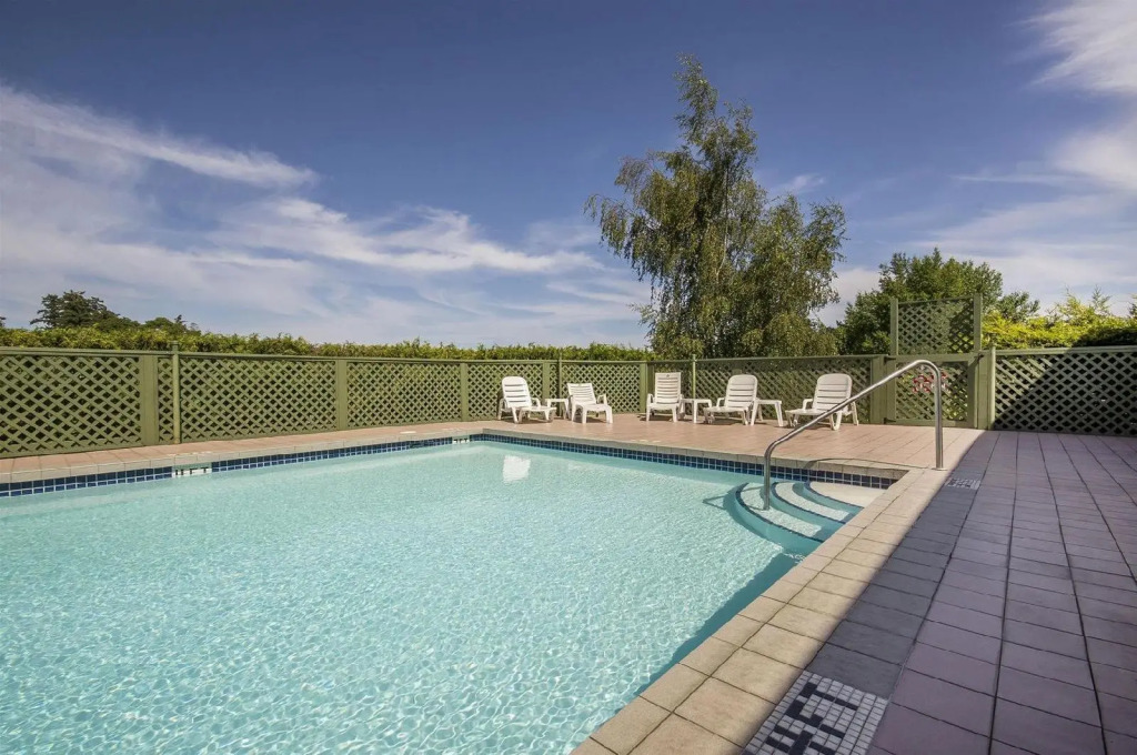 Econo Lodge Inn & Suites