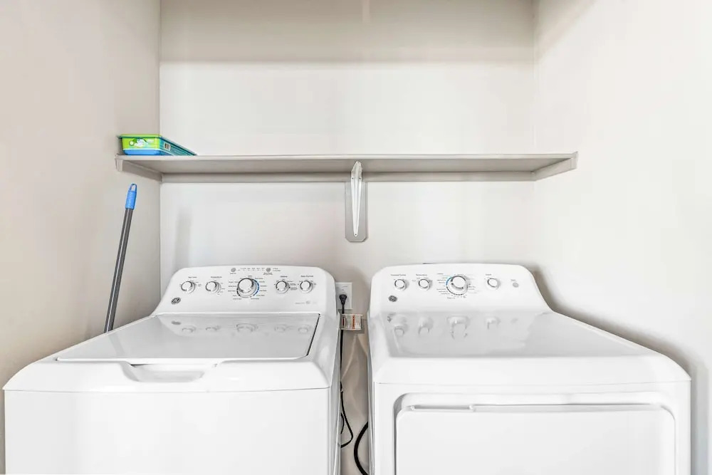 Cozy 2BR Suite Close to Downtown w Fast Wifi