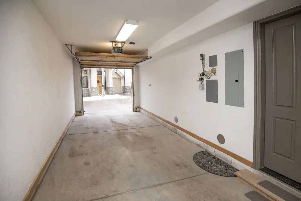 Ski In Ski Out Townhome in Rocky Mountain Access to Elkhorn Chairlift by RedAwning