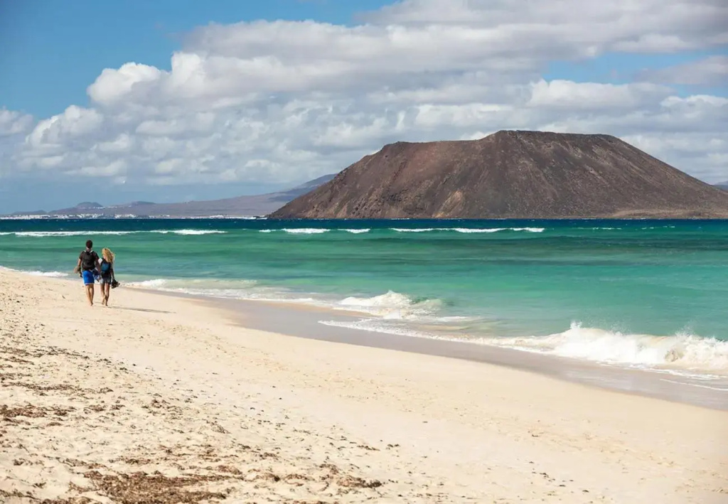 Family Apartment Delfines in Heart of Corralejo- Only 1 min to Sea, with Pool & Free Wifi by Holidays Home