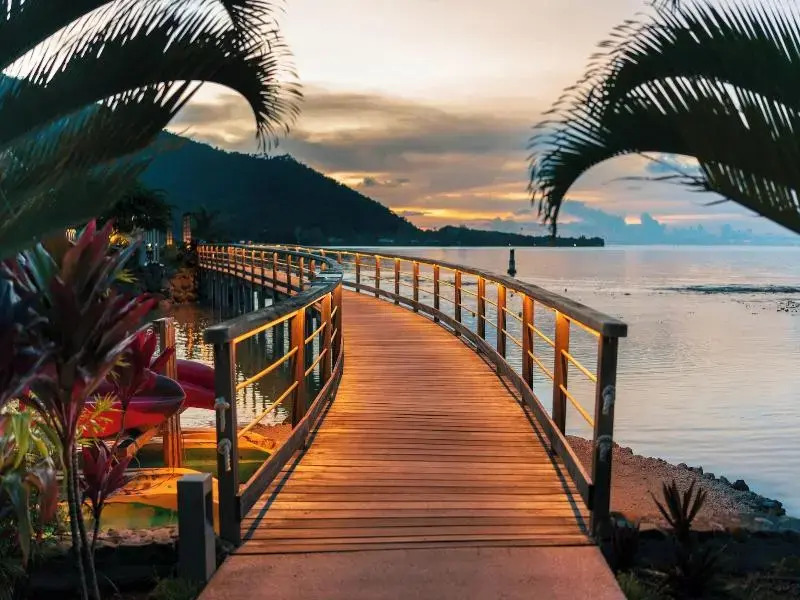 Cooks Bay Hotel & Suites
