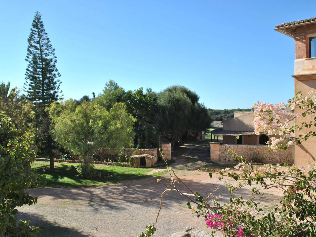 Simple house in super location with private access to the most beautiful beach.